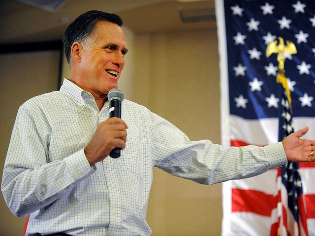 4. Cựu Thống đốc bang Massachusetts - Mitt Romney - muốn đi học kinh doanh nhưng cha ông lại muốn hướng con theo ngành luật, vì vậy ông đã học cả hai. Romney tốt nghiệp hai chương trình JD-MBA uy tín của Harvard vào năm 1975, nhận hai văn bằng trong bốn năm. Sau khi trở thành thống đốc bang Massachusetts, Romney chính thức chạy đua cho chiến dịch tổng thống năm 2012 nhưng cả 2 lần đều thất bại trước ông Obama.