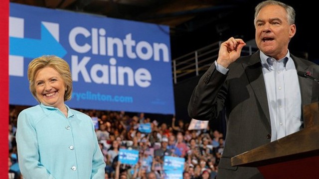  Bà Hillary Clinton cùng ứng viên phó tổng thống, Thượng nghĩ sĩ Virginia Tim Kaine. Ảnh: Reuters 