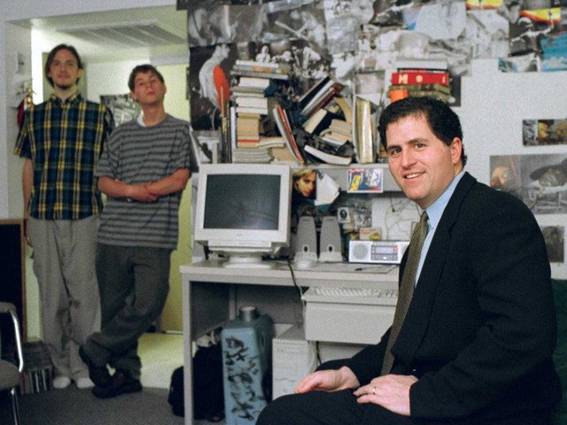 Dù từng chỉ yêu thích máy tính, Dell theo học lớp tiền y khoa ở trường Đại học Texas ở Austin vào năm 1983. Ông dành thời gian rảnh để nâng cấp máy tính và bán cho bạn cùng phòng ở ký túc xá. Việc này mang về cho Dell 180.000 USD chỉ trong tháng đầu tiên. Dù không quay lại học tiếp năm thứ 2 song năm 1999, Dell tới ký túc xá và chụp bức ảnh này.