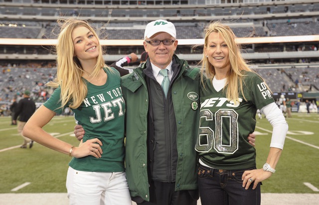 
Woody Johnson và vợ (bên trái) cùng với người mẫu Victoria Secret - Jessica Hart (bên phải). Ảnh: Getty.
