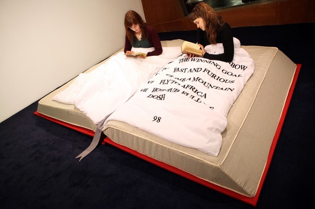 Với những ai yêu thích đọc sách thì đây là chiếc giường lý tưởng nhất.