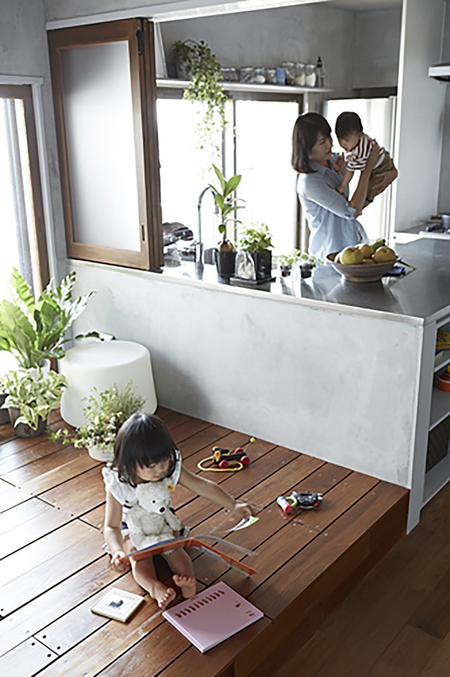 Với thiết kế thông minh này giúp cha mẹ và các con nhỏ có thể gần gũi với nhau hơn. Mẹ vừa có thể nấu ăn vừa giám sát được con chơi đùa.