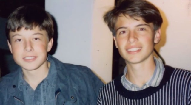  Elon Musk (bên trái) thời trẻ. 