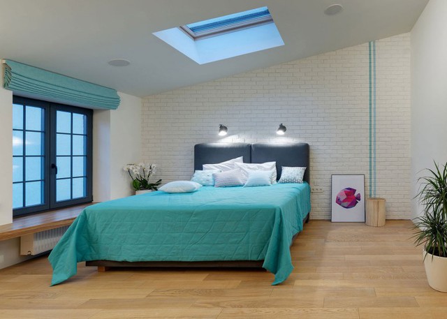 Phòng ngủ được thiết kế đơn giản với gam màu xanh cùng cây xanh tạo không gian nghỉ ngơi lý tưởng chi gia chủ.