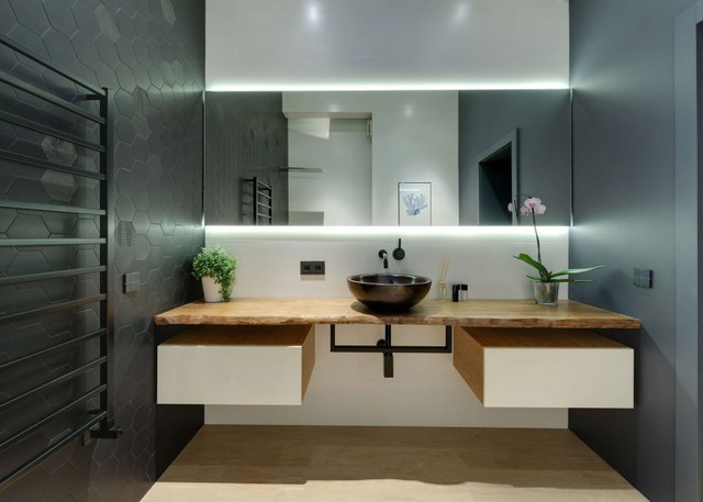 Đối lập với không gian phòng khách, bếp và phòng ngủ, khu vực vệ sinh được tạo bởi hai gam màu đen, trắng vừa sạch đẹp mà không kém phần sang trọng.