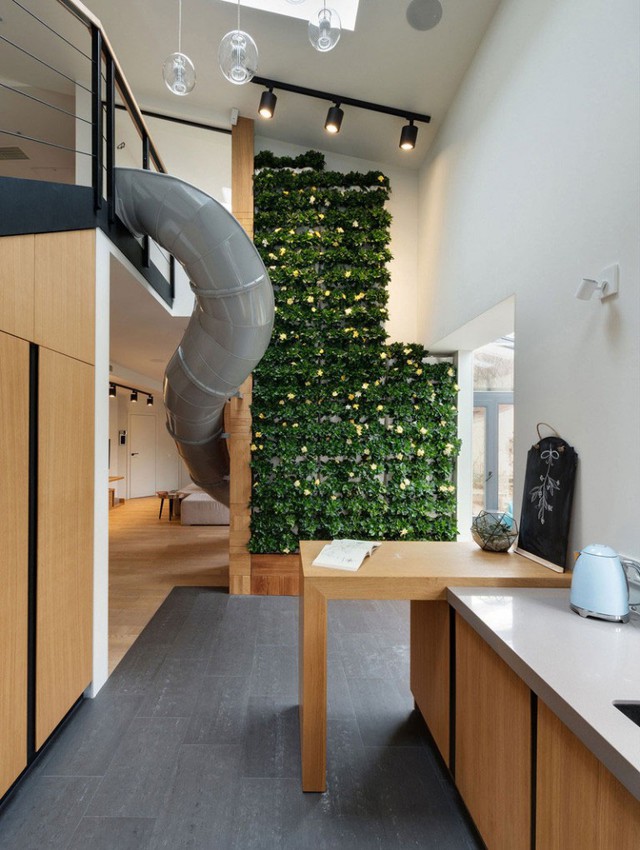 Bức tường hoa không chỉ mang không gian xanh mát cho ngôi nhà mà nó còn là bức tường ngăn cách không gian phòng khách và bếp.