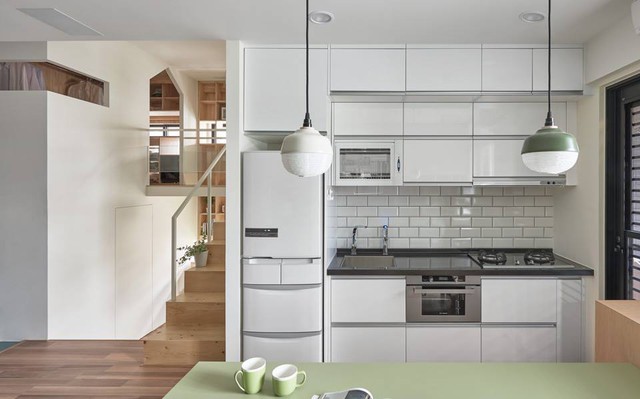 Bếp ăn nhỏ được thiết kế với tòan bộ nội thất cùng tông màu trắng vừa gọn gàng, sạch sẽ mà không kém phần sang trọng.