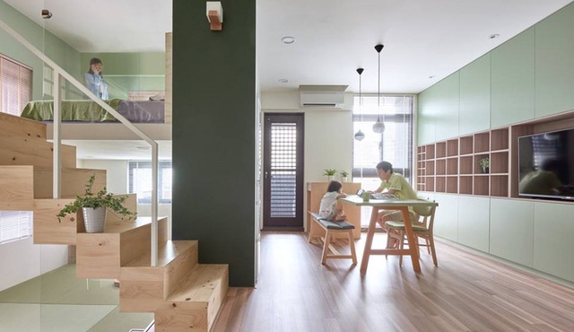 Điểm nhấn đặc biệt và giúp tiết kiệm tối đa diện tích cho ngôi nhà đó là bức tường màu xanh nhẹ nhàng với hệ thống tủ âm chạy dọc khu vực phòng khách và bếp. 