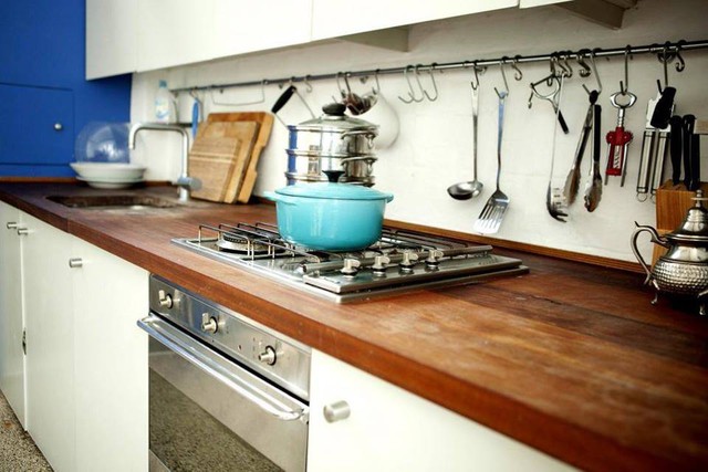 Khu vực bếp ăn thoáng sạch với hệ thống tủ ngăn sát trần thoải mái nhu cầu cất đồ cho chủ nhà. 