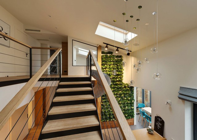 Cầu thang được thiết kế với chất liệu sắt và gỗ dẫn lên tầng 2 của ngôi nhà.