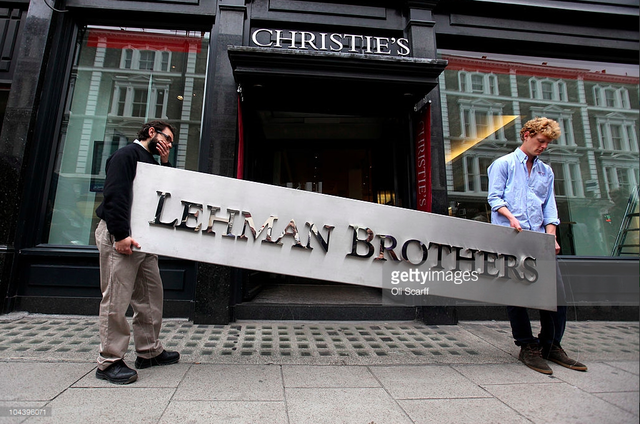 
Tấm biển Lehman Brothers được đem ra đấu giá. Ảnh: Getty.
