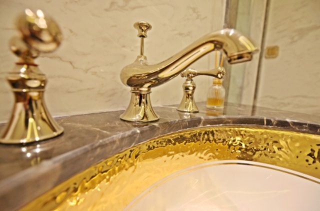 
C&aacute;c thiết bị v&ograve;i nước, bồn rửa cũng được d&aacute;t v&agrave;ng
