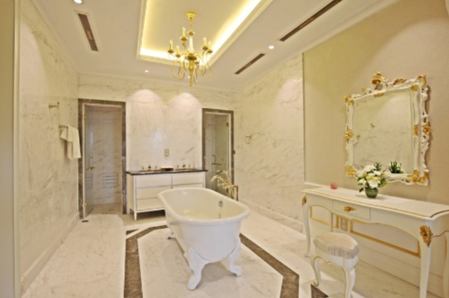 
C&aacute;c họa tiết chạm trổ ở ph&ograve;ng tắm cũng được d&aacute;t v&agrave;ng, ph&ograve;ng rộng r&atilde;i sang trọng, to&agrave;n bộ được ốp bằng đ&aacute; Marble nhập khẩu từ T&acirc;y Ban Nha v&agrave; Brazil
