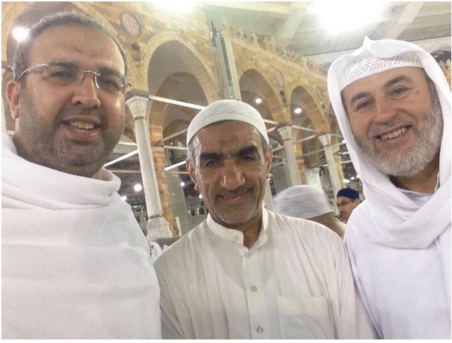 
3 tín đồ đạo Hồi chụp selfie tại Mecca.
