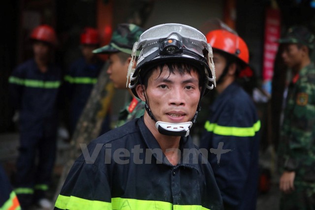 Trời càng sáng rõ, đội cứu hộ càng gặp khó khăn vì thời tiết nắng nóng. (Ảnh: Minh Sơn/Vietnam+)