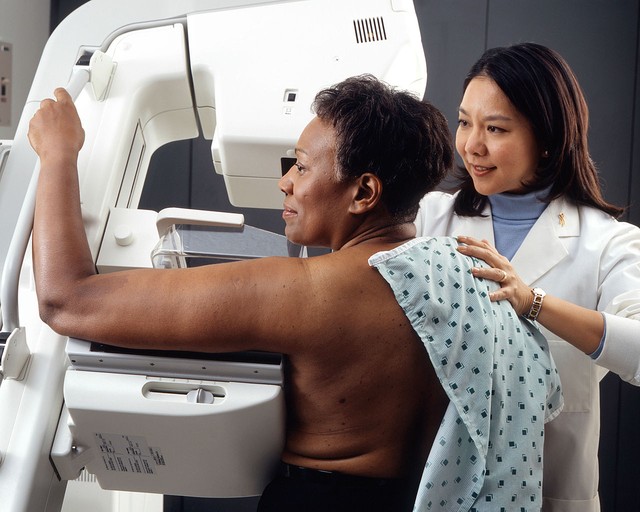
Phụ nữ sử dụng kỹ thuật chụp quang tuyến vú để phát hiện ung thư vú.
