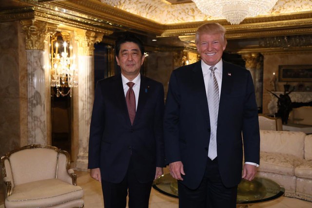 Trên trang Facebook cá nhân, Donald Trump đăng ảnh chụp với ông Abe tại tòa tháp Trump. Ảnh: Facebook.