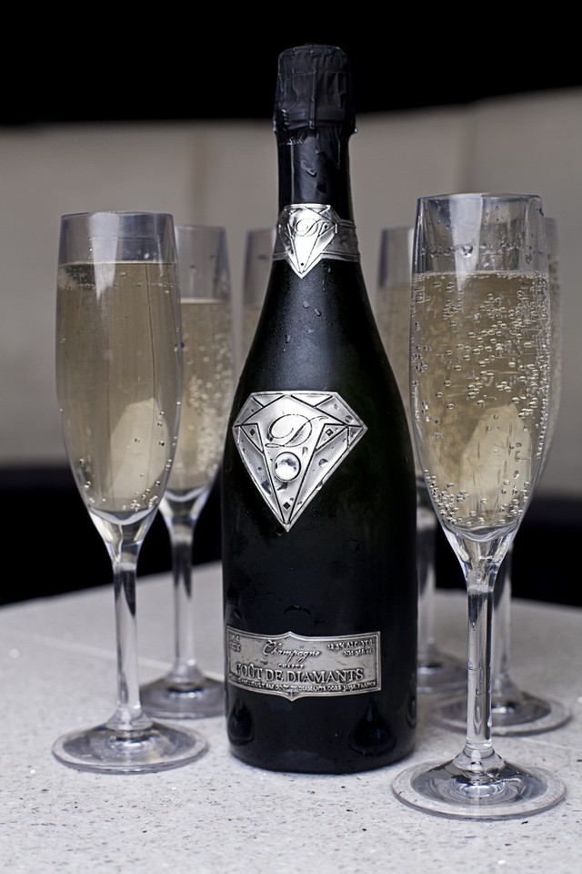 Rượu vang champagne – 1,8 triệu đô (khoảng 39,6 tỷ VND) 