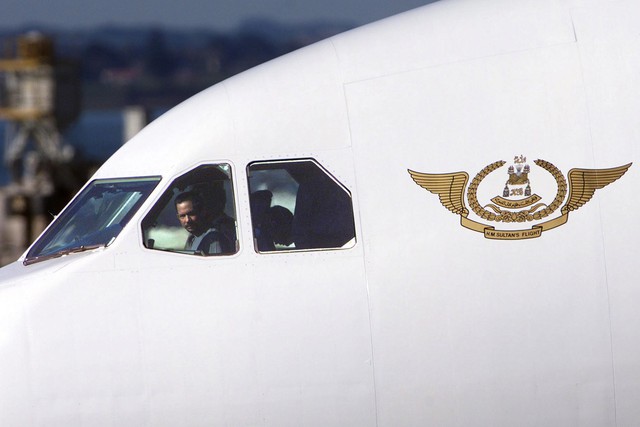 
Quốc vương Brunei - Hassanal Bolkiah thường tự lái một chiếc Boeing 747 để di chuyển. Trong ảnh Quốc vương Brunei vừa đáp đến sân bay Auckland 10/9/1999

Ảnh: Phil Walter/Getty Images

