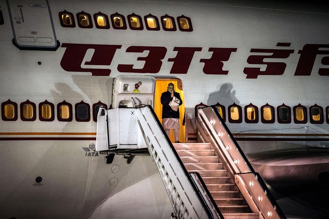 
Thủ tướng Ấn Độ - Narendra Modi chào hỏi quan chức nước chủ nhà khi vừa bước ra khỏi máy bay hôm 7/7/2016 tại Pretoria, Nam Phi.

Ảnh: Marco Longari/AFP via Getty Images
