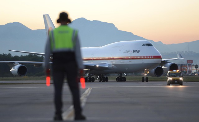 
Một chiếc máy bay chở Thủ tướng Nhật Bản - Shinzo Abe đến sân bay quốc tế Antalya để tham dự hội nghị thượng đỉnh G20 ngày 14/11/2015 tại Thổ Nhĩ Kỳ.

Ảnh: Ali Atmaca/Anadolu Agency/Getty Images
