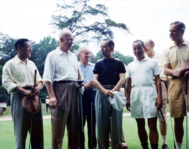 Nobusuke Kishi và Dwight D. Eisenhower tại sân golf Maryland năm 1957. Ảnh: AP Photo