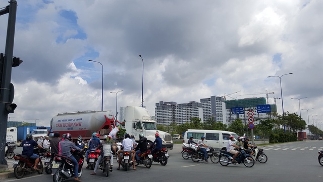 
Xa lộ Hà Nội - tuyến đường huyết mạch ở khu Đông nhưng luôn bị xe tải hạng nặng chiếm.
