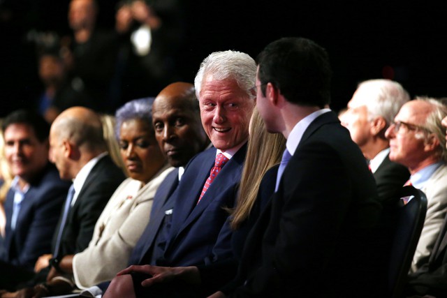 
Về phía bà Clinton, ông Bill Clinton cũng có mặt dưới hàng ghế đầu để ủng hộ vợ. Hơn 20 năm trước, bà Clinton cũng đã ngồi tại hàng ghế này để ủng hộ chồng trong các cuộc đua vào Nhà Trắng.
