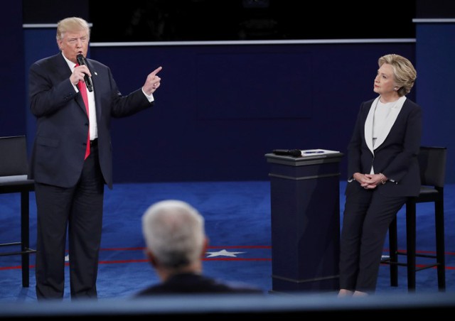 
Ông Donald Trump và bà Hillary Clinton trong cuộc tranh luận trực tiếp lần 2.

