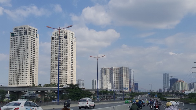 
Ngay sau khi qua khỏi cầu Sài Gòn, một khung trời với hàng chục cao ốc hiện đại hiện ra trước mắt
