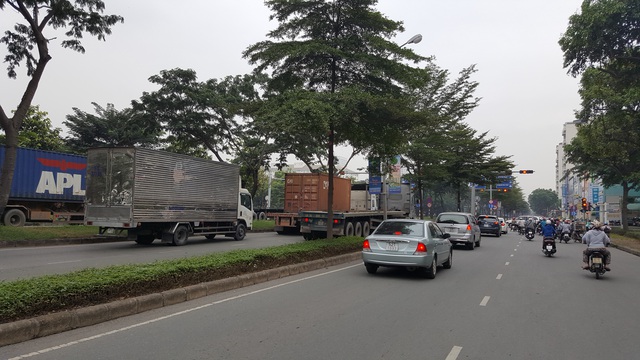 
Trong lòng khu đô thị hiện đại bậc nhất TP.HCM Phú Mỹ Hưng là những mạng nhện xe container đang cày nát các tuyến đường.

