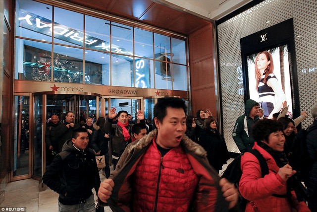 
Những vị khách hàng cuồng nhiệt đổ bộ vào trung tâm mua sắm Macy tại Herald Manhattan hòng mua được nhiều thứ nhất có thể, trước khi trung tâm thương mại đóng cửa. Ảnh: Reuters.
