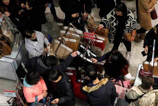 
Túi xách là thứ được phụ nữ ưa chuộng để mua trong ngày Black Friday tại Macy. Ảnh: Reuters.
