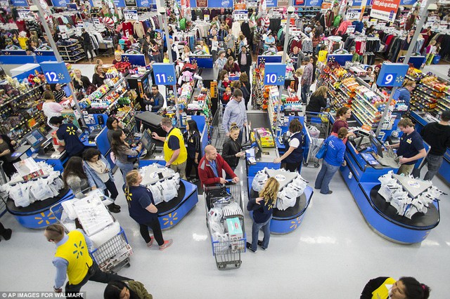 
Walmart cũng là chuỗi cửa hàng bắt đầu chương trình sale Black Friday sớm. Chỉ vài giờ sau bữa tối Lễ Tạ ơn.
