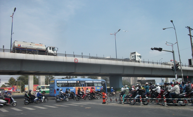 
Nhiều người dân cho biết hàng ngày đi làm về nhà, ngang qua những cầu vượt như thế này họ rất lo sợ, nhất là khi nhiều xe container leo cầu cùng một lúc.

 
