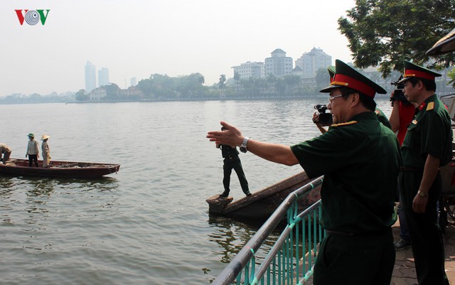 Chính Ủy Bộ Tư lệnh Thủ đô  - Thiếu tướng Nguyễn Thế Kết đến hồ Tây thị sát tình hình và nghe báo cáo kết quả khắc phục sự cố.