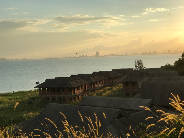 
Một khu nghỉ dưỡng sang trọng, biệt thự để hoang sát biển Đà Nẵng khu Sơn Trà nhìn vào trung tâm thành phố.
