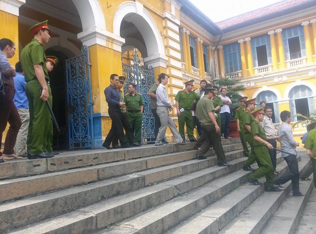 
Các bị cáo Phan Thành Mai, Hoàng Đình Quyết, Mai Hữu Khương khi dẫn ra xe.
