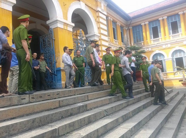 
Bị cáo Phan Thành Mai mặt khá tươi tỉnh sau phiên tòa sáng nay.
