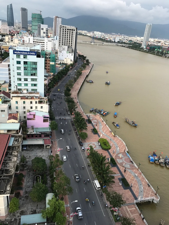 
Ăn theo dự án hầm chui sông Hàn, nhiều khách sạn 3-5 sao đang mọc lên như nấm hai bên bờ sông Hàn.
