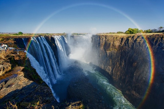 Thác Victoria giáp Zambia và Zimbabwe là ngọn thác lớn nhất thế giới tính về tổng diện tích. Vận tốc nước là 1.088 mét khối/giây khi rơi xuống chân vách cách đó 350 mét, con số này đã làm nhiều người kinh ngạc