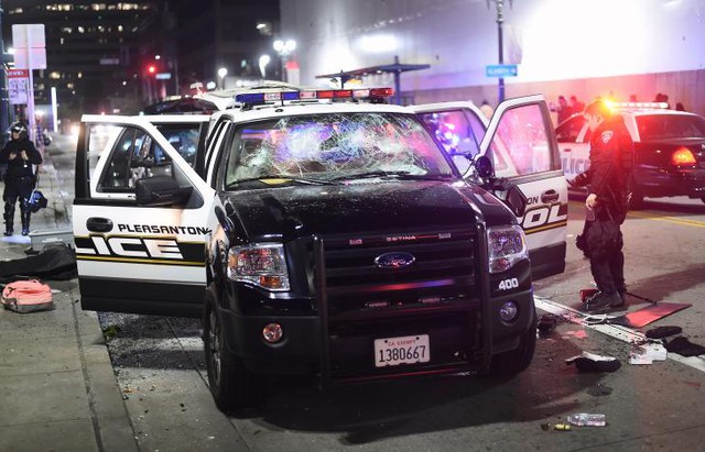 
Người biểu tình trút giận lên chiếc xe của cảnh sát chống bạo động tại Oakland, California. Không lâu sau khi công bố kết quả, ứng viên tổng thống đảng Dân chủ Hillary Clinton đã có bài phát biểu kêu gọi người Mỹ đoàn kết và cho ông Trump cơ hội lãnh đạo đất nước.
