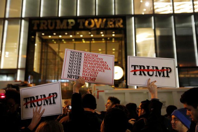 
Phía trước tháp Trump ở thủ đo Manhatta, người biểu tình cũng tập trung đông đảo với khẩu hiệu phản đối vị tỷ phú New York.
