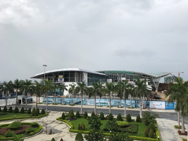 
Được biết, xây dựng nhà ga hành khách quốc tế Cảng hàng không quốc tế Đà Nẵng là một trong các dự án trọng điểm của thành phố Đà Nẵng năm 2016. Dự án do Công ty CP Đầu tư khai thác nhà ga quốc tế Đà Nẵng làm chủ đầu tư, được khởi công vào ngày 15/11/2015 và dự kiến hoàn thành đưa vào khai thác sử dụng trong tháng 3/2017.
