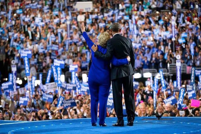 
Cái ôm giữa bà Hillary Clinton và Tổng thống Barack Obama không lâu sau khi bà tuyên bố chạy đua tổng thống. Ảnh: New York Times
