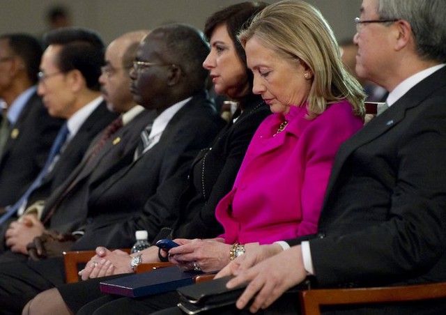 
Bà Clinton từng lao đao vì việc sử dụng thư điện tử cá nhân trong thời gian làm Ngoại trưởng Mỹ. Ảnh: New York Times
