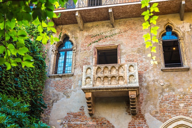 Ngôi nhà nàng Juliet tại Verona, tạo cảm hứng cho thiết kế Juliet balcony tại Serenity Sky Villas.