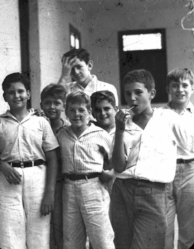 
Fidel Castro ăn cây kẹo mút cùng các bạn cùng lớp ở trường Nuestra Senora de Dolores, Santiago, Cuba năm 1940. Ông sinh ra trong một gia đình khá giả với đồn điền mía nhưng Fidel Castro lại chọn con đường làm cách mạng, đấu tranh cho quyền của mọi người dân. Ảnh: AFP
