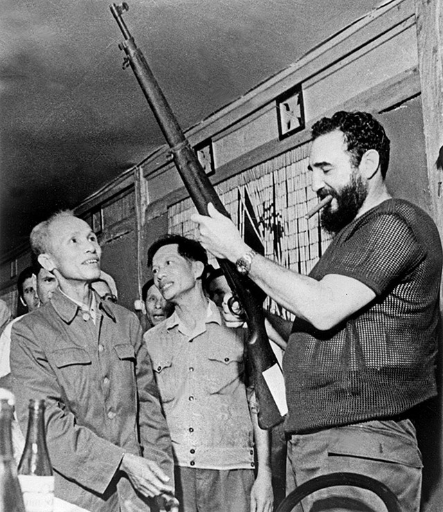 
Nhà lãnh đạo lừng danh cũng từng tới Việt Nam trong những năm kháng chiến ác liệt. Trong chuyến thăm đầu tiên với Việt Nam, Chủ tịch Fidel nhấn mạnh rằng: “Vì Việt Nam, Cuba sẵn sàng hiến dâng cả máu của mình”. Ảnh: Getty
