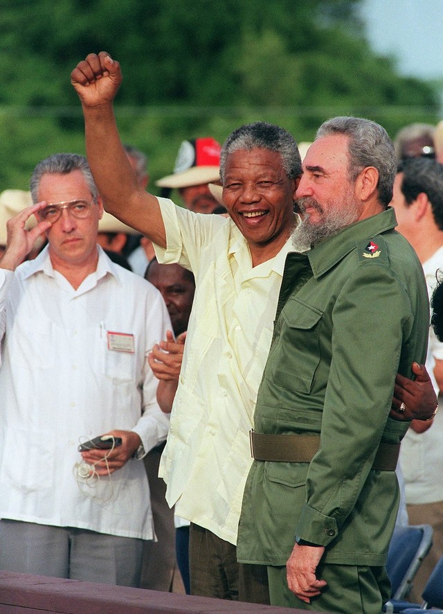 
Ông cũng từng gặp gỡ nhà lãnh đạo Nam Phi Nelson Mandela, người chịu nhiều ảnh hưởng từ phong trào giải phóng dân tộc của Cuba. Ảnh: Getty
